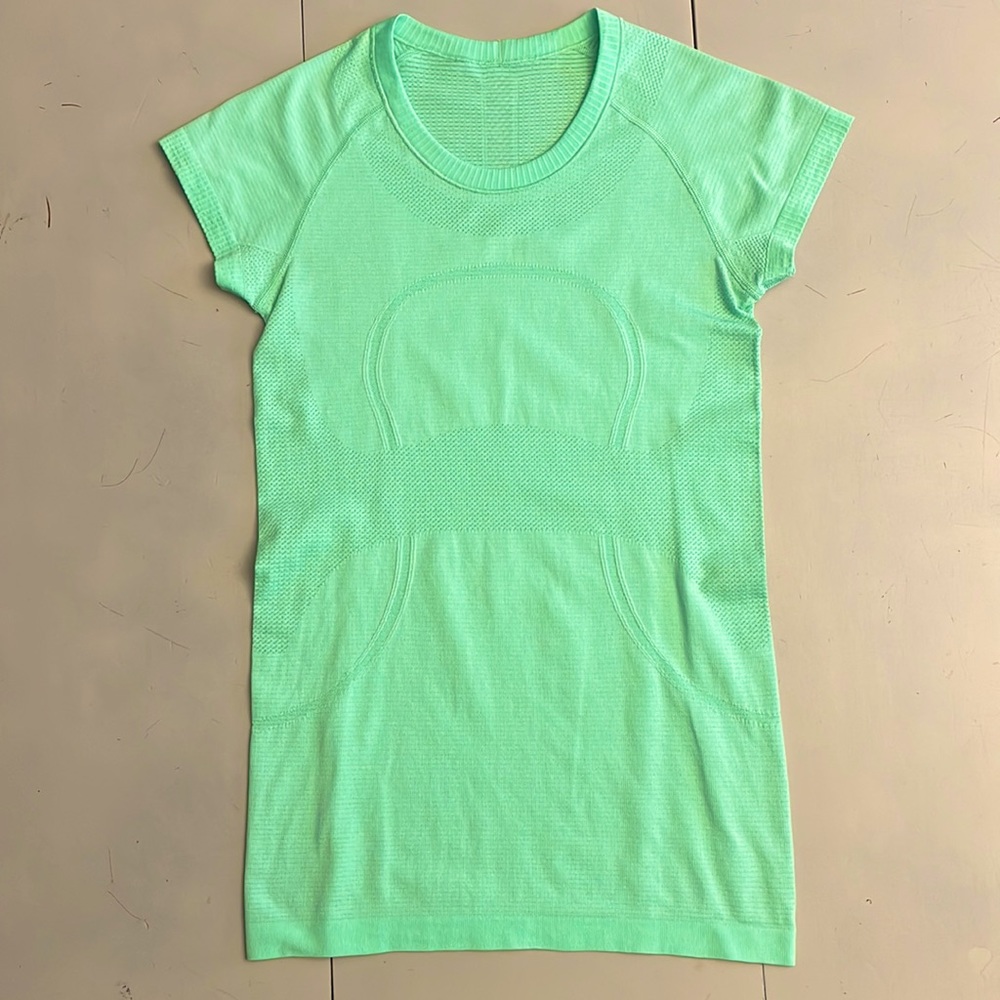 Lululemon’s Swiftly Tech Crew T in lime green (size 6)